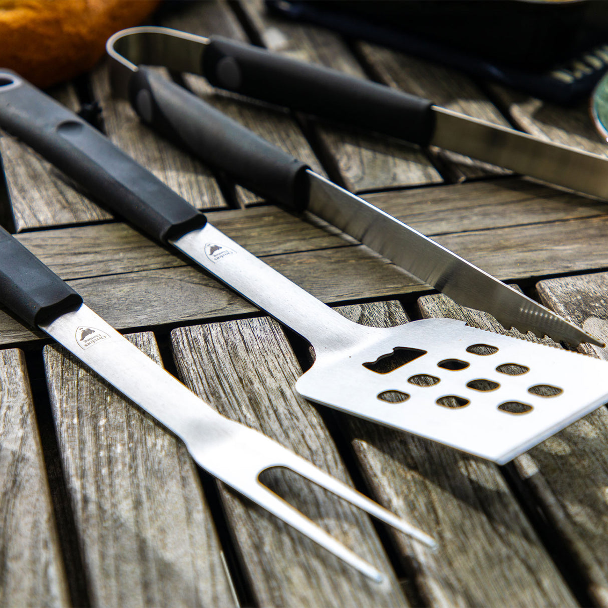 3 osainen grillisetti: lasta, grillihaarukka ja grillipihdit