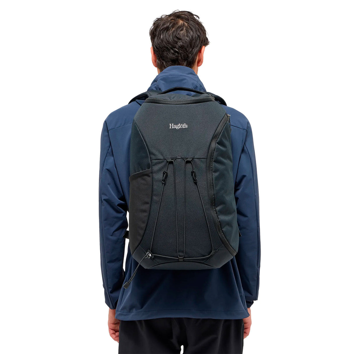 Haglöfs Corker large musta reppu selässä