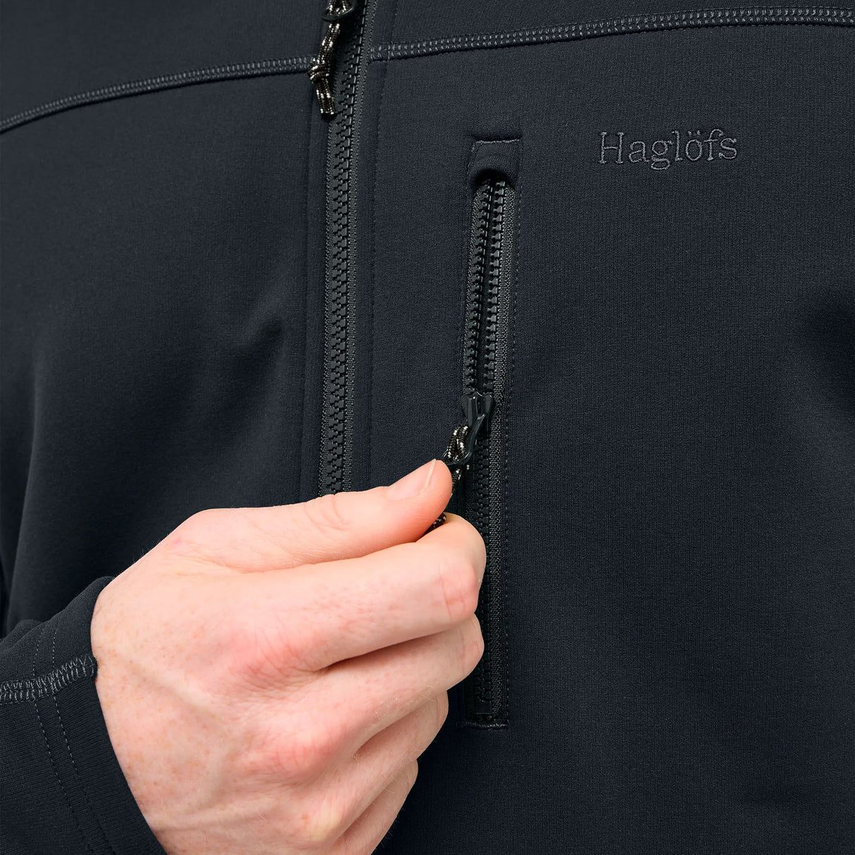 haglöfs mustan fleecehupparin vetoketjullinen rintatasku