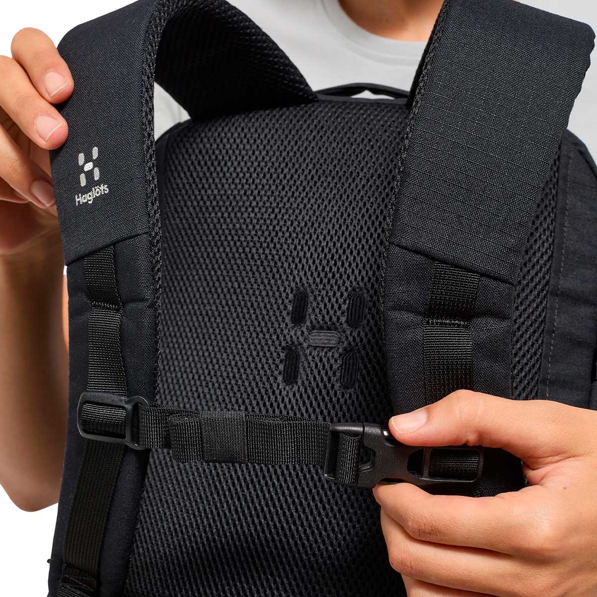 haglöfs jarve multi 22L musta reppu, selkäpaneeli ja olkahihnat