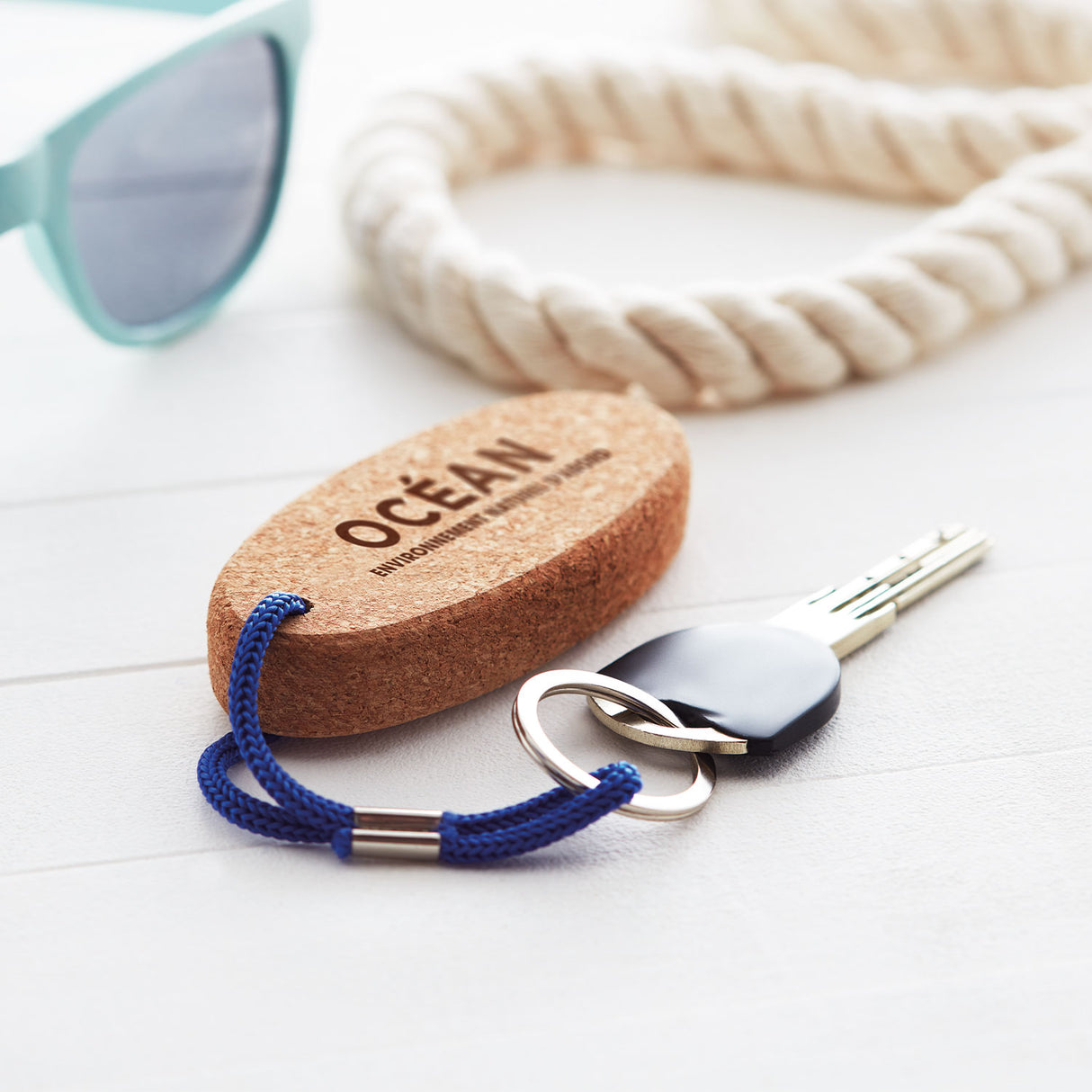 kelluva avaimenperä omalla logolla