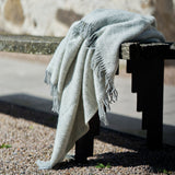 Klippan yllefabrik Skänlör vaaleanharmaa-valkoinen torkkupeitto, lampaanvilla