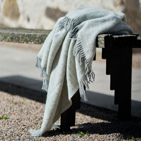 Klippan yllefabrik Skänlör vaaleanharmaa-valkoinen torkkupeitto, lampaanvilla