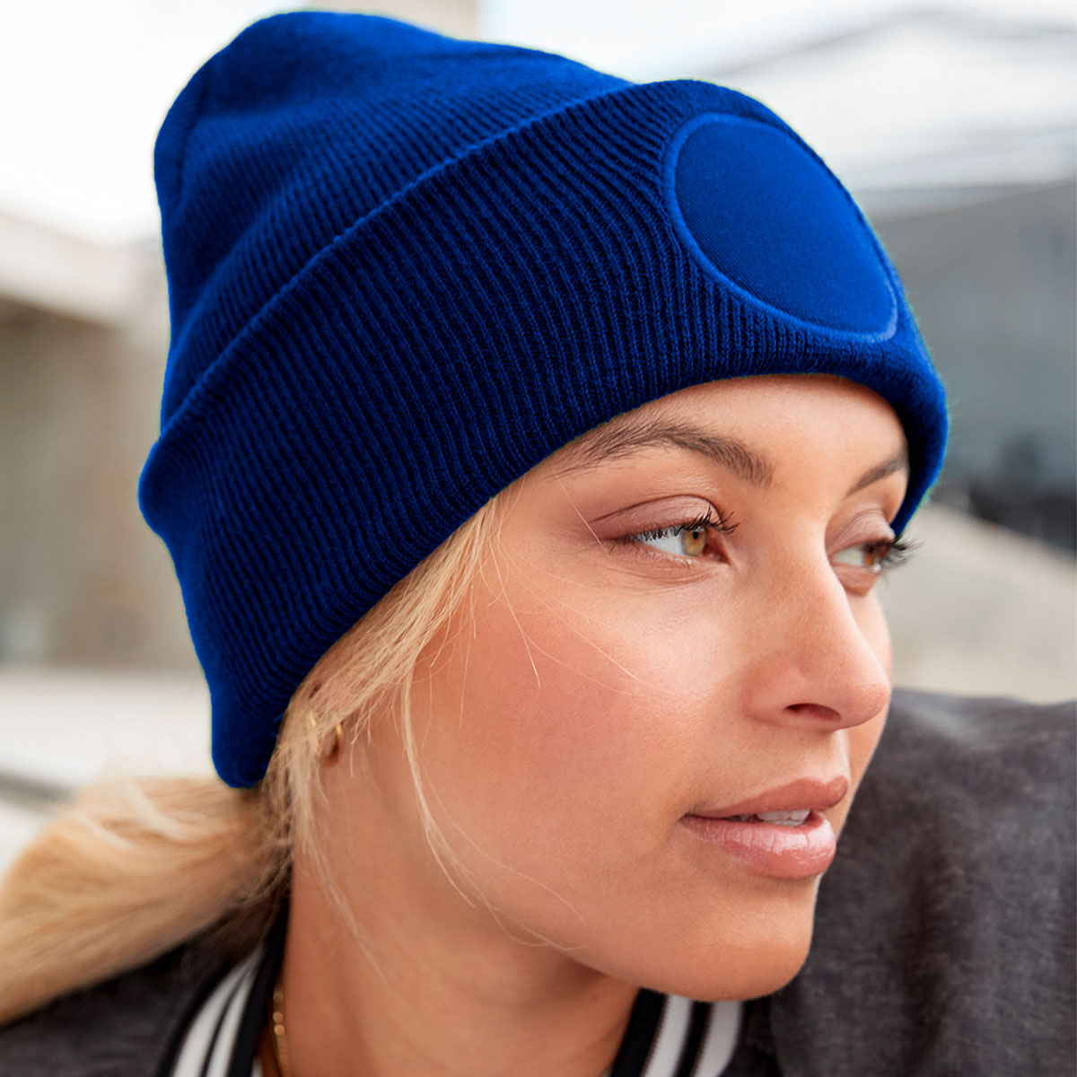 pipo omalla painatuksella, pyöreä kangasmerkki