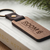 puinen avaimenperä logolla, kaiverruksella