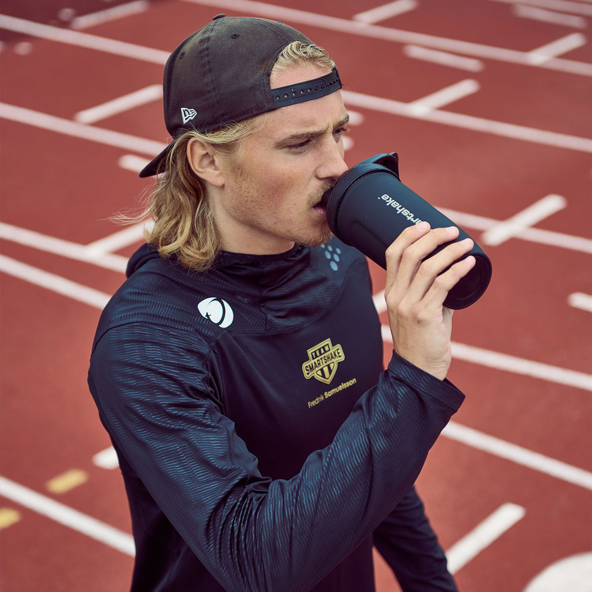 smartshake shaker pullo omalla logolla, kaiverruksella